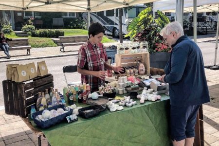 le savonnier mignon marché public PAT Montréal Le savonnier mignon, marchand au marché public du village à Pointe-aux-Trembles à Montréal
